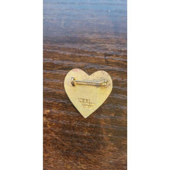 A.G.C Cleveland red enamel Love heart brooch in gold tone metal - Picture 3 of 3